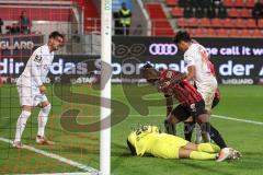 3. Liga; FC Ingolstadt 04 - FSV Zwickau; Torwart Engelhardt Marcel (25 FSV) hält, Hans Nunoo Sarpei (18 FCI) kommt nicht mehr hin, Butzen Nils (16 FSV)