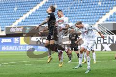 3. Liga; SC Verl - FC Ingolstadt 04; Zweikampf Kampf um den Ball Calvin Brackelmann (17, FCI) Wolfram Maximilian (7 Verl) Sapina Vinko (25 Verl)