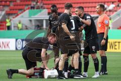 DFB Pokal; FC Ingolstadt 04 - SV Darmstadt 98; Mannschaftsarzt Dr. Alexander Röhrl eilt aufs Feld zu Patrick Schmidt (9, FCI), Physiotherapeut Georg Meyer auf den Knien