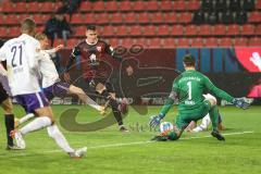 2.BL; FC Ingolstadt 04 - Erzgebirge Aue; Torchance verpasst, Thomas Keller (27, FCI) Torwart Männel Martin (1 Aue)