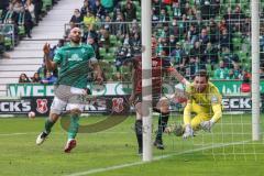 2.BL; SV Werder Bremen - FC Ingolstadt 04; Tor Jubel Treffer Ausgleich für FCI 1:1 durch Filip Bilbija (35, FCI), Marcel Gaus (19, FCI) laufen mit dem Ball ins Tor Ömer Toprak (21 Bremen) Torwart Jirí Pavlenka (1 Bremen)