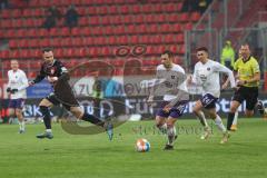 2.BL; FC Ingolstadt 04 - Erzgebirge Aue; Patrick Schmidt (32, FCI) Gonther Sören (26 Aue) Strauß John-Patrick (24 Aue)