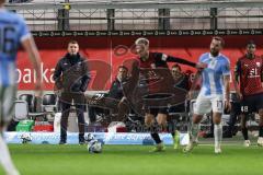 3. Liga; TSV 1860 München - FC Ingolstadt 04; Cheftrainer Michael Köllner (FCI) an der Seitenlinie, Spielerbank, Benjamin Kanuric (8, FCI) am ball