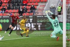 Relegation 1 - FC Ingolstadt 04 - VfL Osnabrück - Dominik Franke (3 FCI) trifft die Latte, Torwart Kühn Philipp (22 VfL) lenkt Ball ab, Beermann Timo (33 VfL)