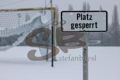 2023_12_1 - - Saison 2023/24 - Schnee auf dem Fussballplatz - SV Haunwöhr - Platz ist gesperrt - Schild platz ist gesperrt Schnee Tor Spielabsage Schnee - Foto: Meyer Jürgen