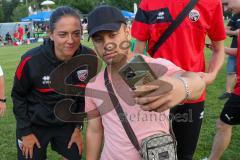 * Testspiel - 3. Liga - Saison 2025/26 - FC Ingolstadt 04 - VFB Eichstätt - - Cheftrainerin Sabrina Wittmann (FC Ingolstadt 04) beim Autogramme schreiben - Selfie machen - Foto: Meyer Jürgen