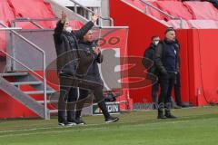 3. Liga - FC Ingolstadt 04 - Waldhof Mannheim - Direktor Sport Michael Henke (FCI) Co-Trainer Mark Fotheringham (FCI) und Cheftrainer Tomas Oral (FCI) beschweren sich