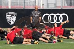 2.BL; FC Ingolstadt 04 - Neuer Cheftrainer Andre Schubert mit Co-Trainer Asif Saric im ersten Training, Cheftrainer André Schubert (FCI) überwacht das Training