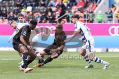 3. Liga; FC Ingolstadt 04 - MSV Duisburg; Zweikampf Kampf um den Ball Sebastian Grönning (11, FCI) Tobias Fleckstein (15 MSV) Bryang Kayo (48, FCI) Marvin Knoll (17 MSV)