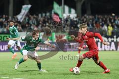 3. Liga; 1. FC Schweinfurt 05 - FC Ingolstadt 04; Zweikampf Kampf um den Ball Max Plath (14 FCI) Angleberger Devin (3 S05)