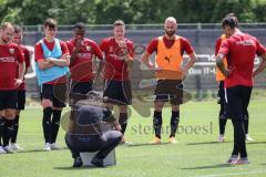 2. Bundesliga - FC Ingolstadt 04 - Trainingsauftakt mit neuem Trainerteam - Cheftrainer Roberto Pätzold (FCI) erklärt der Mannschaft