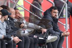 2.BL; FC Ingolstadt 04 - FC Hansa Rostock; Cheftrainer Rüdiger Rehm (FCI) auf der Bank ärgert sich Co-Trainer Mike Krannich (FCI) Sportmanager Malte Metzelder (FCI)