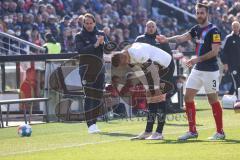 2.BL; Holstein Kiel - FC Ingolstadt 04 - Stefan Kutschke (30, FCI) Zweikampf Kampf um den Ball Komenda Marco (3 Kiel) Cheftrainer Rüdiger Rehm (FCI)