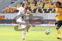 2.BL; Dynamo Dresden - FC Ingolstadt 04, Schuß Dennis Eckert Ayensa (7, FCI)