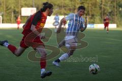 Kreisliga - Saison 2025/26- SV Kasing - FC Sandersdorf - Emre Erbas rot Kasing - Niklas Mühl blau Sandersdorf - Foto: Meyer Jürgen