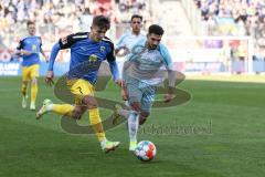 2.BL; FC Ingolstadt 04 - FC Schalke 04; Zweikampf Kampf um den Ball Dennis Eckert Ayensa (7, FCI) Calhanoglu Kerim (42 S04)