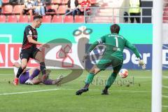 DFB Pokal; FC Ingolstadt 04 - Erzgebirge Aue; Dennis Eckert Ayensa (7, FCI) Torwart Männel Martin (1 Aue)