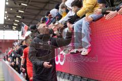 3. Liga; FC Ingolstadt 04 - MSV Duisburg; nach dem Spiel Sieg Jubel Freude, Spieler bedanken sich bei den Fans, Jannik Mause (7, FCI)