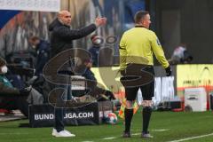 2.BL; Hansa Rostock - FC Ingolstadt 04; Cheftrainer André Schubert (FCI) beschwert sich beim Schiedsrichter an der Seitenlinie, Spielerbank