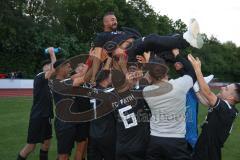 Kreisliga - FC Fatih Ingolstadt - FC Gerolfing - Fatih Ingolstadt ist vorzeitig Meister - jubel - Die Spieler lassen ihren Trainer Serkan Demir hochleben -  - Foto: Jürgen Meyer