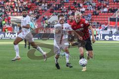 3. Liga; FC Ingolstadt 04 - Viktoria Köln; Tobias Bech (11, FCI) Zweikampf Kampf um den Ball Sontheimer Patrick (6 Köln)