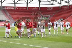 Spiel ist aus, die Mannschaft bedankt sich bei den 1500 Fans die ins Stadion durften; FC Ingolstadt 04 - SpVgg Greuther Fürth; 2.BL; Testspiel