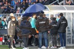 2024_1_27 - 3. Liga - Saison 2023/24 - 1. FC Saarbrücken - FC Ingolstadt 04 -  - Die Schiedsrichter werden mit Regenschirm in die Kabine begleitet - XXXXX - Foto: Meyer Jürgen