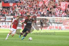3. Liga; Rot-Weiss Essen - FC Ingolstadt 04; Dennis Kaygin (10, FCI) Zweikampf Kampf um den Ball Hofmann Jannik (37 RWE)