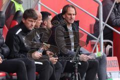 2.BL; FC Ingolstadt 04 - SC Paderborn 07; Cheftrainer Rüdiger Rehm (FCI) Co-Trainer Thomas Karg (FCI) Co-Trainer Mike Krannich (FCI) auf der Bank Diskussion