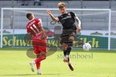 3.Liga - Saison 2022/2023 - SC Freiburg II - FC Ingolstadt 04 - Calvin Brackelmann (Nr.17 - FCI) - Daniels Kyereh (Nr.11 - SC Freiburg II) -  - Foto: Meyer Jürgen