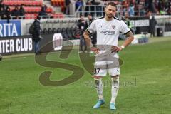 3. Liga; SV Wehen Wiesbaden - FC Ingolstadt 04; Spieler bedanken sich bei den Fans, Niederlage, hängende Köpfe, Pascal Testroet (37, FCI)