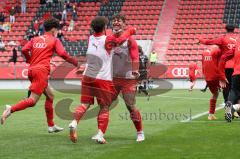 Im Bild: Valentin Hoti (#6 FCI B-Junioren) verwandelt den Strafstoß und die Ersatzspieler rennen auf den Platz

Fussball - B-Junioren - Relegation 2021  - FC Ingolstadt 04 - SSV Jahn Regensburg -  Foto: Ralf Lüger/rsp-sport.de