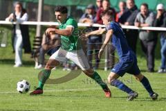 2023_10_28 - Kreisliga - Saison 2023/24 - SV Menning - FC Gerolfing  - Ananstasios Porfyriadis grün Gerolfing - Marcel Hubner blau Menning - Foto: Meyer Jürgen