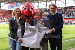 3. Liga; FC Ingolstadt 04 - SC Verl; Schanzengeber Inklusionstag, Audi Frau Dr. Röding Schanzi Sponsor Prosis Ivan Wyberal und Geschäftsführers Dietmar Beiersdorfer (FCI Sport Kommunikation) Sondertrikot