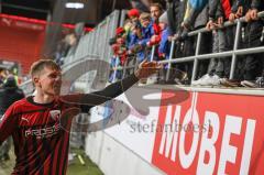 3. Liga; FC Ingolstadt 04 - Hallescher FC; Spieler bedanken sich bei den Fans, Audi Sportpark, Sieg Jubel Freude Denis Linsmayer (23, FCI)