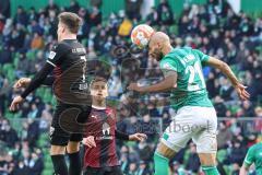 2.BL; SV Werder Bremen - FC Ingolstadt 04; Zweikampf Kampf um den Ball Dennis Eckert Ayensa (7, FCI) Ömer Toprak (21 Bremen) Filip Bilbija (35, FCI)