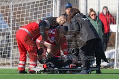 2. Bundesliga Frauen - Saison 2025/26 - FC Ingolstadt 04 Frauen - VFR SW Warbeyen  - Leonie Hein (Nr.17 - FC Ingolstadt Frauen I) verletzt am Boden und muss mit Rettungswagen abtransportiert - Betreuer und Sanitäter bei der Spielerin - Foto: Meyer Jürgen