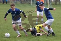 Kreisliga Saison 2022/2023 - TSV Großmehring - FC Hitzhofen  - Benedikt Neubauer blau links Großmehring - Alexander Thielmann gelb Hitzhofen - Johannes Brunnhuber blau Großmehring - Foto: Meyer Jürgen