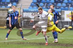 3. Liga; SV Waldhof Mannheim - FC Ingolstadt 04 - Torchance Jannik Mause (7, FCI) kommt zu spät, Torwart Hawryluk Lucien (30 SVWM) boxt Ball weg Bahn Bentley Baxter (7 SVWM)