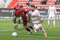 3. Liga; FC Ingolstadt 04 - Rot-Weiss Essen; Denis Linsmayer (23, FCI) Rios Alonso Jose-Enrique ( RWE) Zweikampf Kampf um den Ball