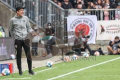 2.BL; FC St. Pauli - FC Ingolstadt 04, Cheftrainer Roberto Pätzold (FCI) schreit ins Feld