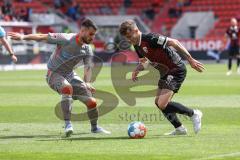 2.BL; FC Ingolstadt 04 - SC Paderborn 07; Zweikampf Kampf um den Ball Dennis Eckert Ayensa (7, FCI) Yalcin Robin (13 SCP)