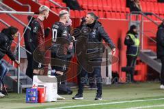 3. Liga; FC Ingolstadt 04 - Preußen Münster; Einwechslung Absprache Cheftrainer Michael Köllner (FCI) mit Max Dittgen (10, FCI) Benjamin Kanuric (8, FCI)