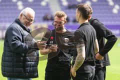 3. Liga; Erzgebirge Aue - FC Ingolstadt 04; Vorsitzender des Vorstandes Peter Jackwerth (FCI) Yannick Deichmann (20, FCI) Dennis Borkowski (7, FCI) vor dem Spiel
