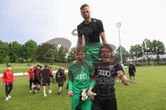 Relegation 2 - U17 - SSV Jahn Regensburg - FC Ingolstadt 04 - Spiel ist aus, 1:1 Ingolstadt steigt in die Bundesliga U17 auf, Jubel Party Feier, Team läuft aufs Spielfeld zum Gratulieren, Benjamin Causevic (10 FCI) Torwart Enrique Bösl (1 FCI) oben, links