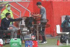 2.BL; FC Ingolstadt 04 - Werder Bremen, Regen, Sportmanager Malte Metzelder (FCI) gibt Cheftrainer Roberto Pätzold (FCI) die Jacke