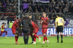 3. Liga; VfL Osnabrück - FC Ingolstadt 04; Yannick Deichmann (20, FCI) verletzt sich und wird vom Feld geführt mit Simon Lorenz (32, FCI) und Max Plath (14 FCI)