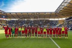 3. Liga; Alemannia Aachen - FC Ingolstadt 04; Sieg Jubel Freude Spieler bedanken sich bei den Fans Tanz