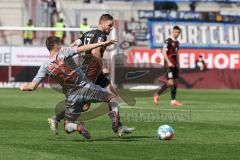 2.BL; FC Ingolstadt 04 - SC Paderborn 07; Zweikampf Kampf um den Ball Michael Heinloth (17, FCI) Thalhammer Maximilian (23 SCP)