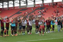 3. Fußball-Liga - Saison 2022/2023 - FC Ingolstadt 04 - SpVgg Bayreuth - Das Spiel ist aus - Jubel - Die Spieler bedanken sich bei den Fans - Tanzen - Freude - Foto: Meyer Jürgen